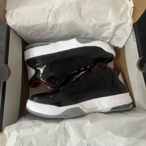 Jordan Max Aura 2 Black/Gym Red/White/Wolf Grey